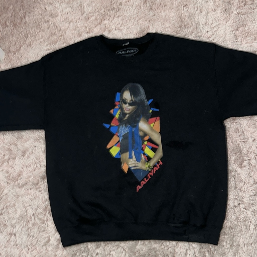 Black Aaliyah crewneck.